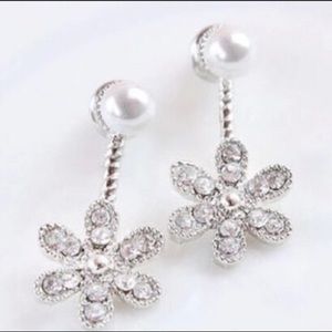 💎 Silver Rhinestone & Pearl Flower Stud Earrings